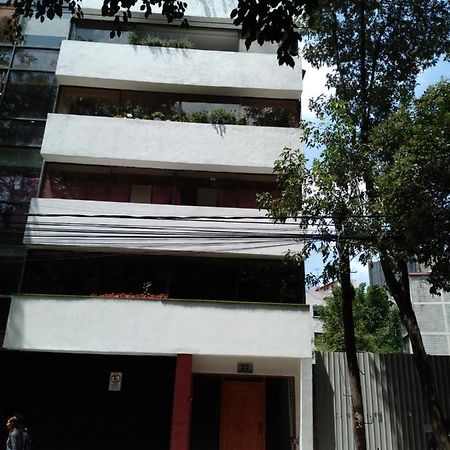 Charming Sunny Bedroom Overlooking Beautiful Amsterdam Avenue In Best Condesa Area メキシコシティ エクステリア 写真